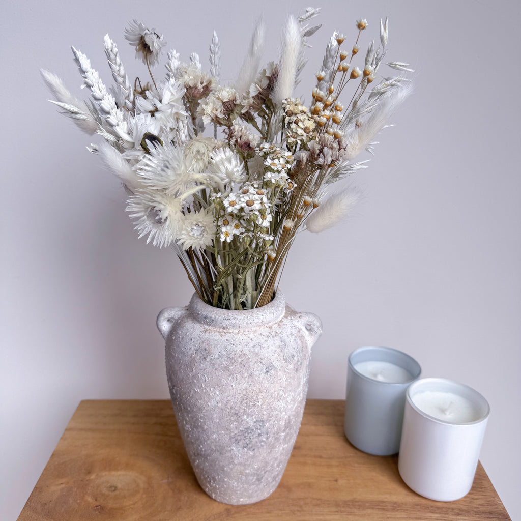white dried flower bunch with daisies