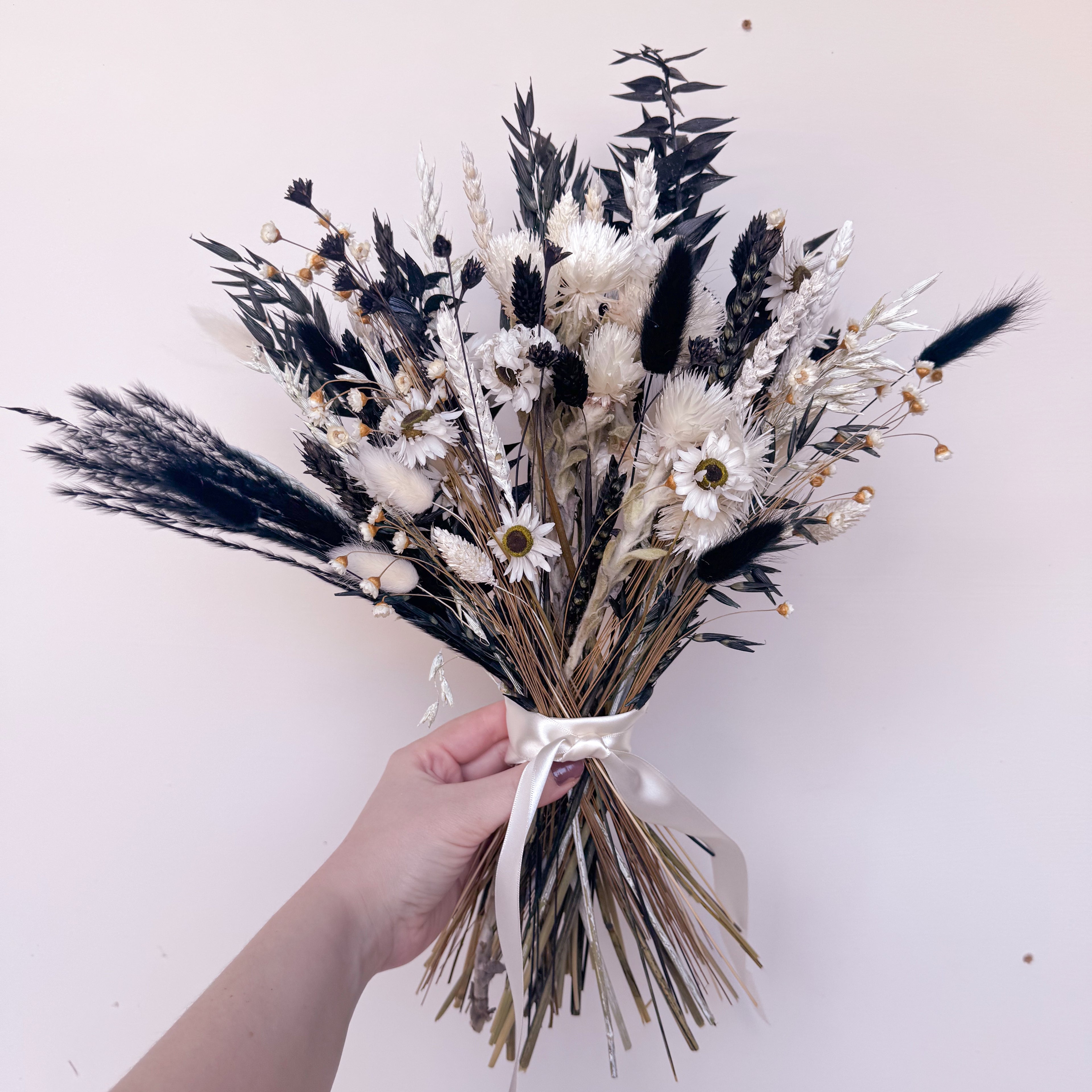 Black and White Dried Flower Arrangement image 0
