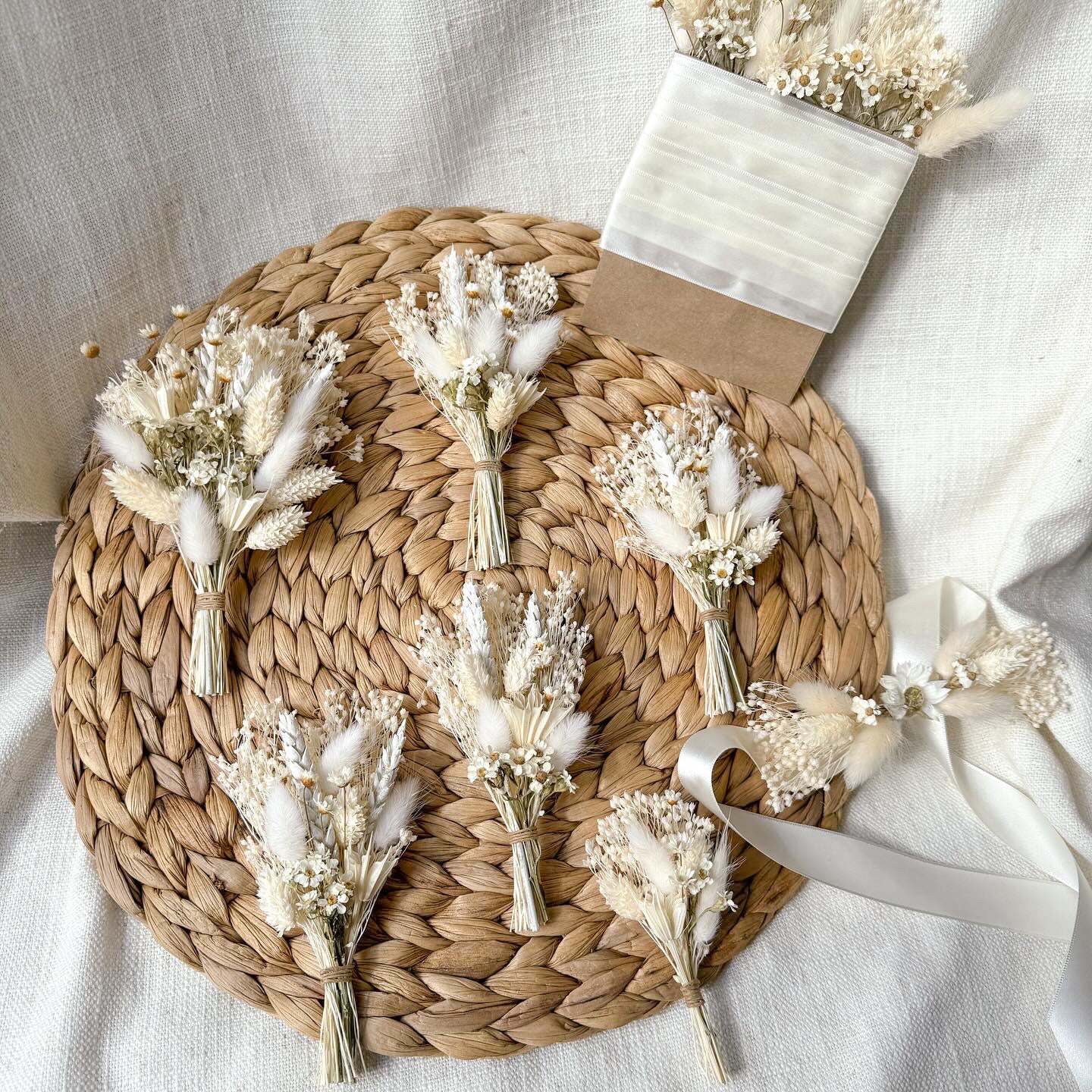 Daisy Chain Buttonhole image 1