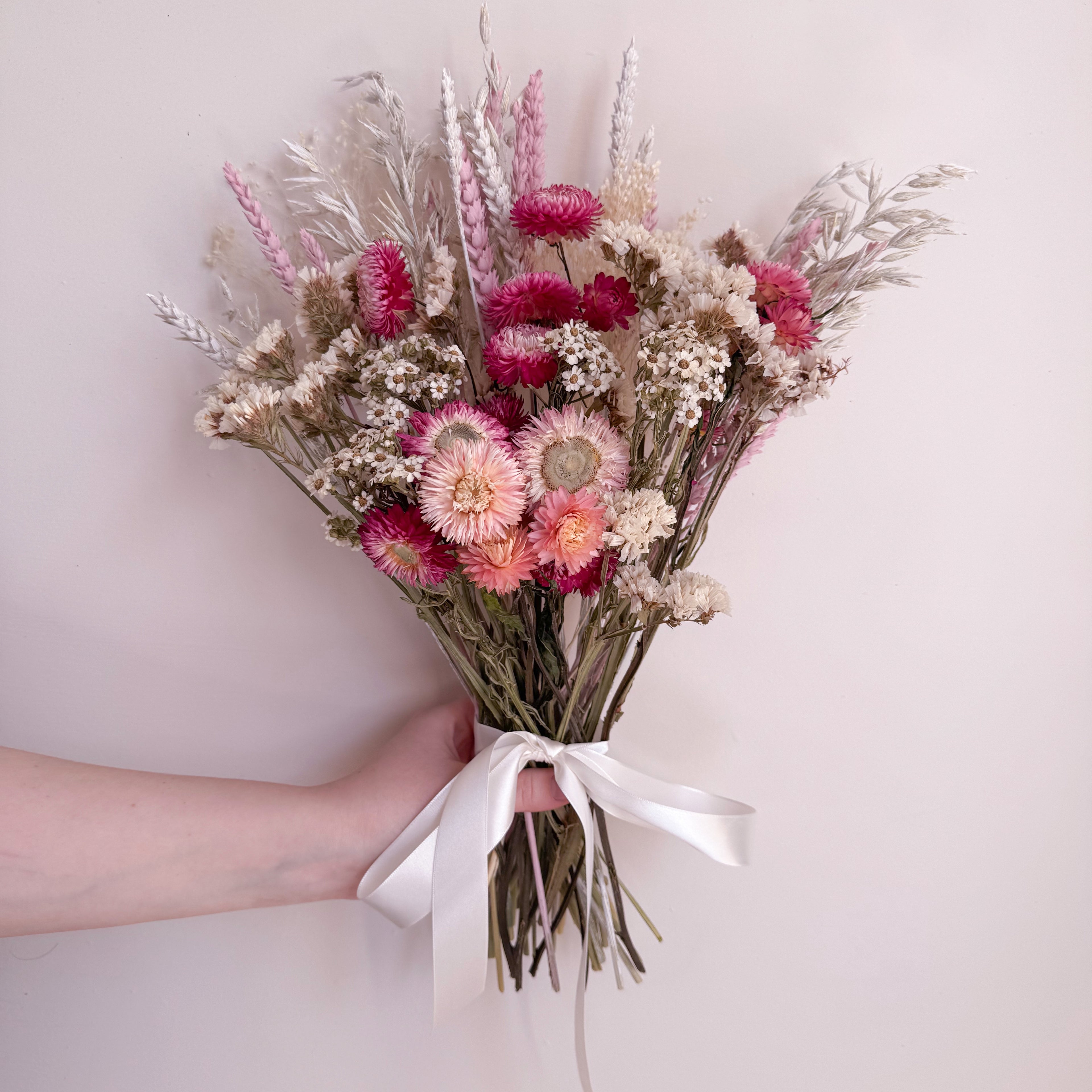 luxury daisy bouquet in pink and white