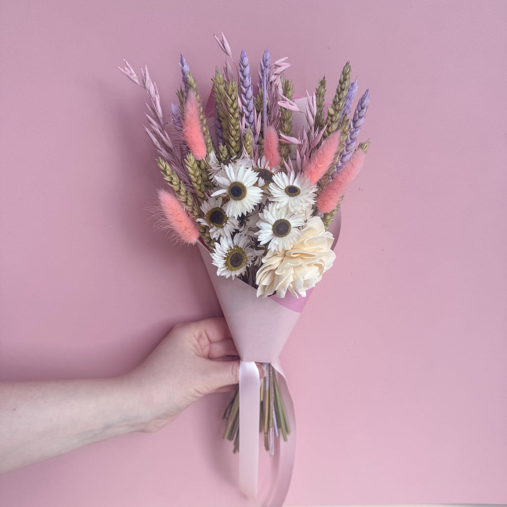 white daisy bouquet with dried wheat