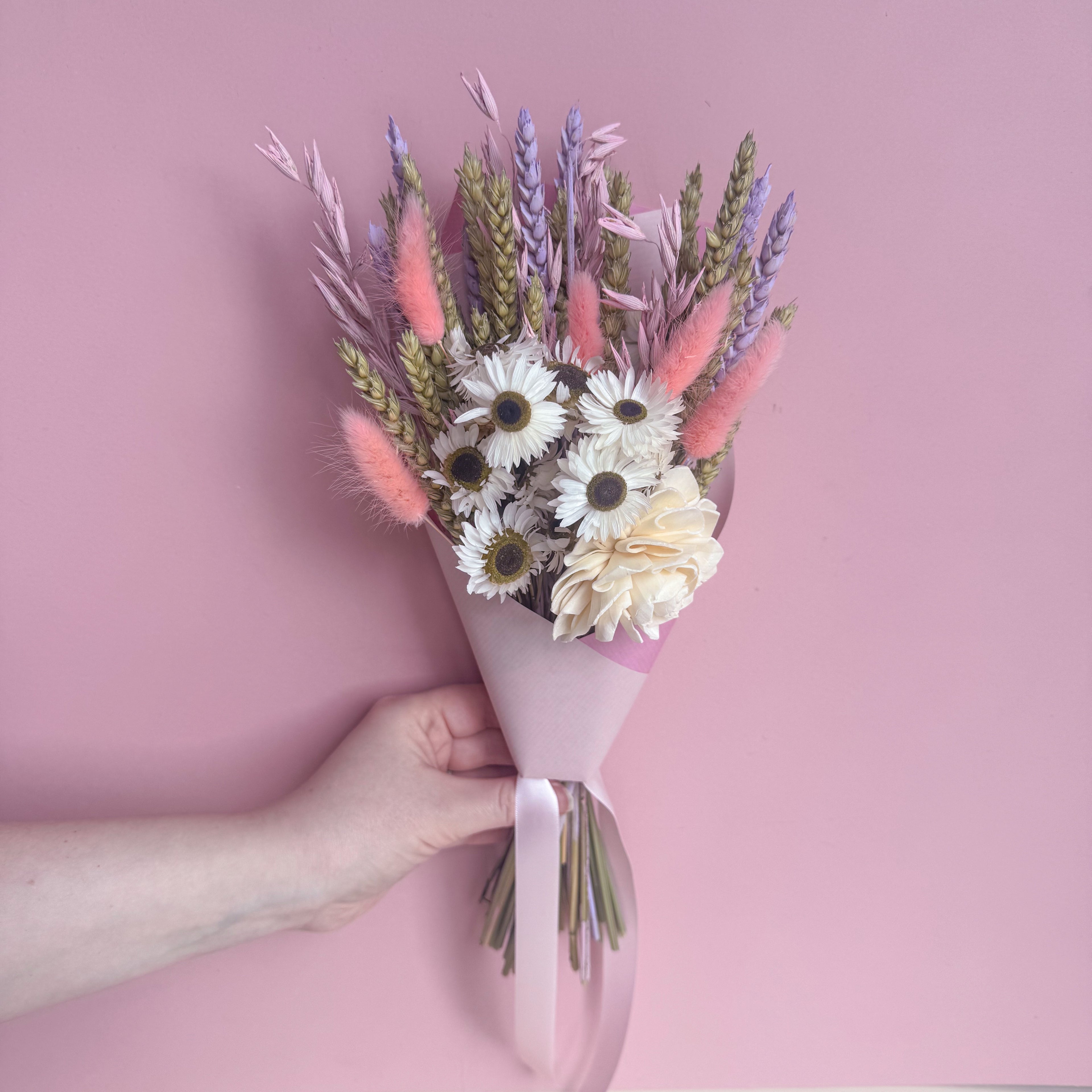 white daisy bouquet with dried wheat