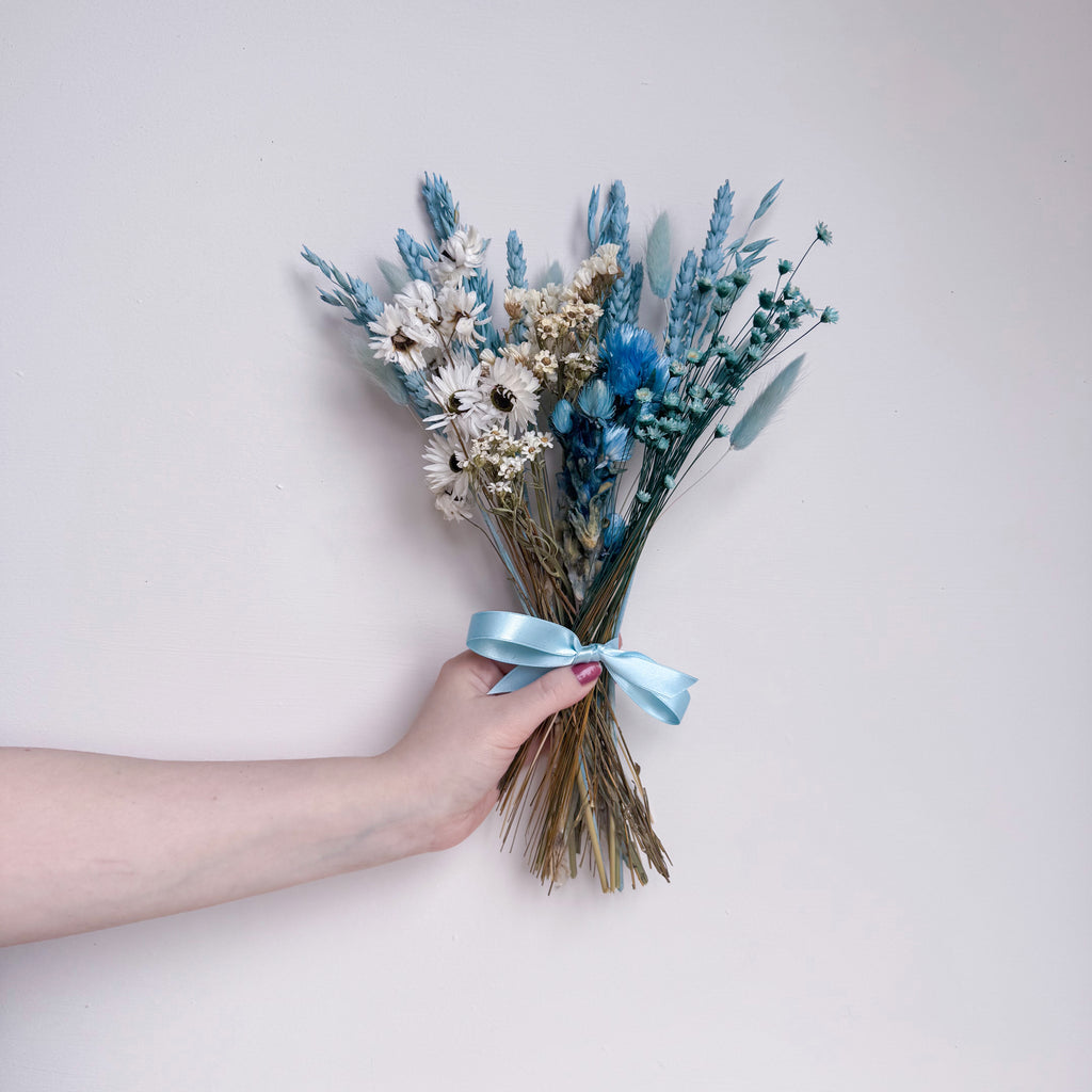 dried flower bouquet in blue and white colours
